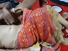 Una mamma indiana in un sari rosso fa sesso hardcore con il fidanzato sulla webcam