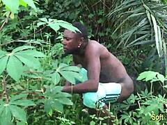 Αφρικανικό ερασιτεχνικό ζευγάρι κάνει σεξ με σκυλάκι στο δάσος