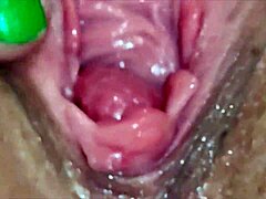 Séance de masturbation sensuelle de mères amateurs avec gros plan de vagin humide