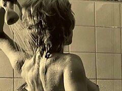 Segredos familiares tabus da velha escola: um vídeo pornô vintage com uma mulher madura
