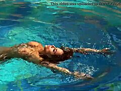 Priviți cum Heidi Van se excită și se murdărește lângă piscină