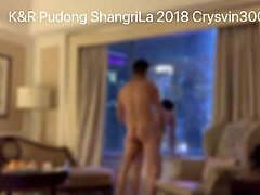 Pasangan amatur Asia menikmati seks bersemangat dalam kedudukan doggystyle