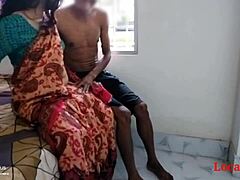 Una mujer de saris rojos es follada por un joven en una habitación pequeña