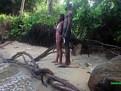 Хардкор групни секс на плажи Криби са црном девојком