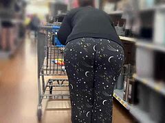 Ibu melengkung dengan pantat besar pergi berbelanja di Walmart