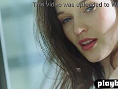Serena Wood, egy aranyos európai MILF, levetkőzik és meztelenül pózol egy softcore videóban