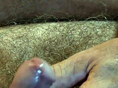 Olgun bir adamın spermle kaplı penisi iyi bir masaj alıyor