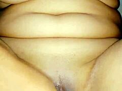 Amatør indisk milf med store bryster giver en intens oralsex session