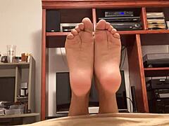 Jari-jari kaki pria Latino yang seksi melengkung dan melengkung dalam video fetish