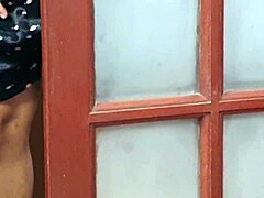 Videó egy szőke amatőrről, akit a szomszéd elkapott szopás és evés közben