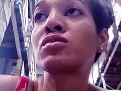 Μια ερασιτέχνης μαύρη MILF επιδεικνύει τον μεγάλο της κώλο και το πέος της δημόσια