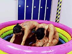 Lesben mit großen künstlichen Titten genießen es, in einem Pool aus Gelee zu ringen