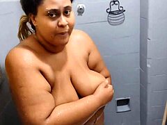 Macocha uprawia seks ze swoim pasierbem, podczas gdy ona bierze prysznic