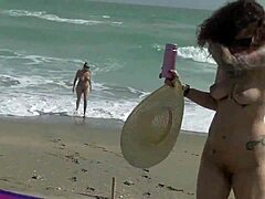 Lezbiyen gösterişçiler Ginary ve Nikki Brooks sahilde tuhaf davranıyor