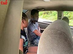 Rintainen ibeninvärinen nainen harrastaa seksiä taksissa