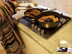 Sammanställning av en husmor med stora bröst som förbereder en snabb middag naken i köket