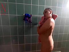 Regina Noir, en naken hushållerska, tar en dusch och rakar sin fitta under uppsikt