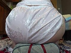 Venäläinen MILF, jolla on isot rinnat, ratsastaa dildoilla ja ravistaa mehukasta pilluaan kotitekoisessa itsetyydytyksen videossa