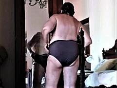 Voyeurs fange en moden kvinne naken undertøy på skjult kamera under ferie