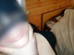 Une femme mûre excitée satisfait ses envies de BDSM en se faisant baiser et tâtonner le visage maison