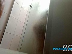 Una pareja amateur disfruta de una ducha de gas con tetas naturales y sexo anal