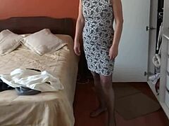 חורגת בוגרת לבושה בלונדינית מלמדת את בן החורגת להציג את עצמו במלון