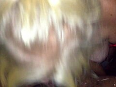 Jenna Jaymes predvádza svoje sexy blond telo, keď robí hlboké hrdlo obrovskému čiernemu penisu
