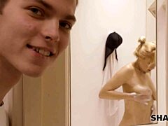 רוסית בוגרת מפתה סוטה עם הכוס הגולח שלה בחדר האמבטיה
