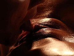 Massagem sensual com uma estrela pornô curvilínea de lingerie