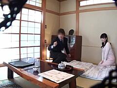 En japansk försäljare får smaka på sin egen urin från unga fruar