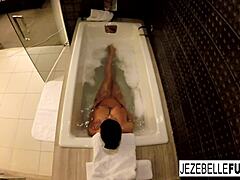 فيديو حمام فردي لـ Jezebelle Bonds