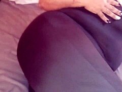Bunica MILF își arată fundul mare în costum