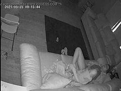 Un orgasmo femenino real capturado en una cámara oculta con una niñera cachonda