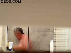 Vista voyeuristica di una sessione di doccia dei vicini maturi