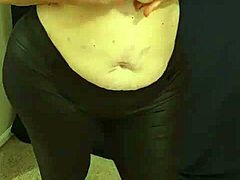 Lihava MILF, jolla on suuret luonnolliset tissit, tanssii ja masturboi vaaleanpunaisissa mikro-bikineissä ennen voiteiden käyttöä