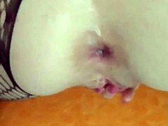 Mama vitregă cu fund mare este futută tare şi primeşte o ejaculare în fund