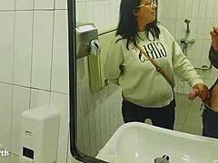 Göğüslü bir Latina, halka açık bir banyoda bir yabancıyla seks yapıyor