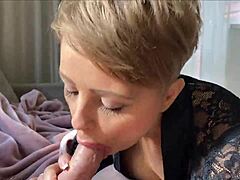 Kotitekoinen video, jossa blondi MILF antaa suihin ja nielee miehensä siemennestettä