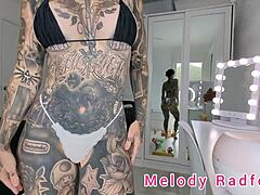 ХД видео транс лепотице Мелоди Радфорд која покушава микро бикини и данте