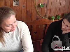 En tysk bedstemor og hendes kæreste udforsker deres lesbiske lyster