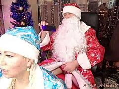 Жена на колене и момиче на Дядо Коледа в супер истинско домашно видео