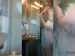 Kotitekoinen masturbaatiovideo, jossa iso perse tyttö suihkussa