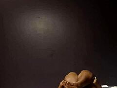 Αφροαμερικανίδα MILF με χοντρό κλοπιμό και βυζιά γαμιέται