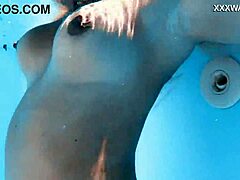 Руската майка Лизи Кити се къпе с огромните си гърди