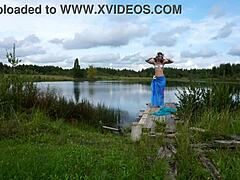 Donna in bikini che balla sul lago