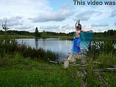 Ženska v bikiniju pleše na jezeru