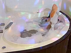 Время купания в джакузи для горячей мамочки с извилистым телом