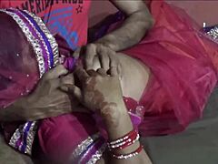 زوجة هندية شابة تستمتع بممارسة الجنس الشديد والقبلة في فيلم إباحي محلي الصنع