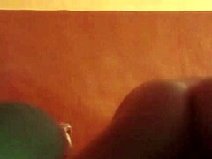 Această starlet africană dă o performanță misionară în videoclip complet pe roșu