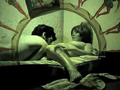 Vintage tabufamilj utforskar erotiska bekännelser i Dark Lantern-underhållning